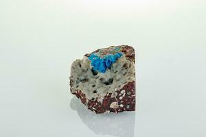 macro Roca mineral pentagonita en un blanco antecedentes foto