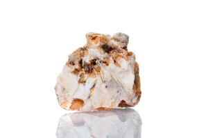 macro mineral Roca cerusita en un blanco antecedentes foto