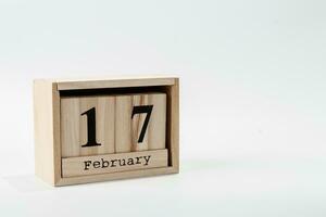 de madera calendario febrero 17 en un blanco antecedentes foto