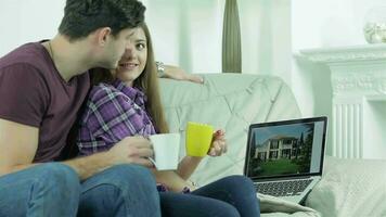 namorada mostra dela namorado Projeto uma Novo construção em a computador portátil video