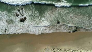 Meereswellen plätschern gegen Ufer video