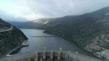 Alternative Energie. Antenne Schuss von ein Wasserkraft Pflanze. video