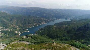 Vista aérea del grupo de turistas en la cima de una montaña. video