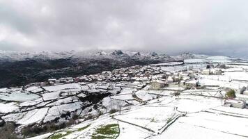 berg dorp. huizen en velden gedekt door sneeuw. Pitoes das junias, Portugal video