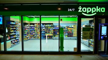 varsovia, Polonia. 12 junio 2022. autónomo zappka nano Tienda soportado por artificial inteligencia. un innovador concepto ese permite usted a con rapidez tienda sin cajeros, colas o dinero en efectivo. foto