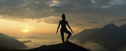 silueta de un mujer practicando yoga en el cumbre con montaña antecedentes. ai generado foto