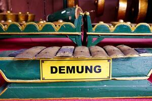 batu - Indonesia, octubre 08, 2023. uno de el gamelan musical instrumentos, llamado demung, viene desde Surakarta. foto