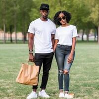 mezclado hombre y mujer con mapa decidir dónde a Vamos chico en blanco camiseta y niña en Gafas de sol tartán camisa poses con mochilas cerca aeropuerto, generativo ai foto