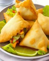 ai generado delicioso pollo samosa con verde chile llamada de socorro y seco chile llamada de socorro gratis foto