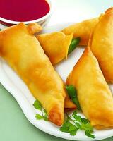 AI Generated Delicious Chicken Samosa with Green Chilli Sos and Dry Chilli Sos free photo