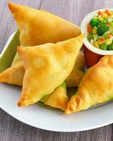 ai generado delicioso pollo samosa con verde chile llamada de socorro y seco chile llamada de socorro gratis foto