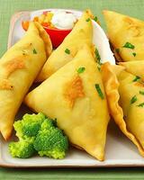 ai generado delicioso pollo samosa con verde chile llamada de socorro y seco chile llamada de socorro gratis foto