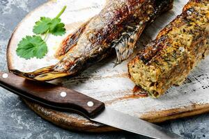 lucio relleno con vegetales foto