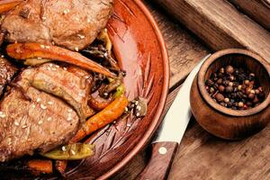 carne de res con verduras foto