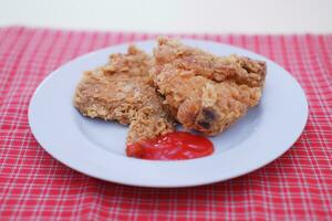 crujiente frito pollo en un plato con salsa, valores foto