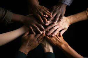 grupo de personas unión manos juntos en negro fondo, de cerca, apilar de manos demostración unidad y trabajo en equipo, ai generado foto