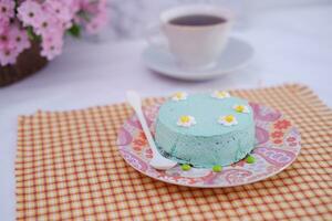 verde té mousse pastel con taza de café en el mesa. foto