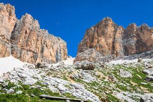 hablar con descaro a pordoi sur cara 2952 metro en gruppo del silla turca, dolomitas montañas en Alpes foto