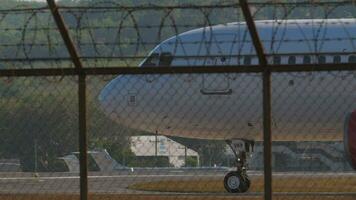 Phuket, Thailand Februar 10, 2023 Passagier Flugzeug Airbus a320 von vietjet Luft rollen auf das Runway von Phuket International Flughafen, Seite Sicht. Flugzeug auf das Rollbahn, Mitte Geschäft video