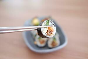 Sushi rodar japonés comida estilo en de madera mesa antecedentes. foto