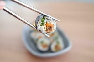 Sushi rodar japonés comida estilo en de madera mesa antecedentes. foto