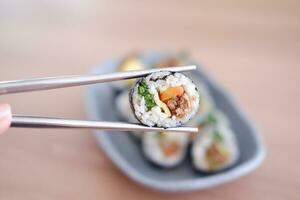 Sushi rodar japonés comida estilo en de madera mesa antecedentes. foto