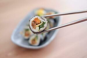 Sushi rodar japonés comida estilo en de madera mesa antecedentes. foto