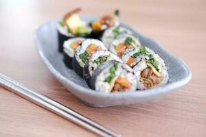 Sushi rodar japonés comida estilo en de madera mesa antecedentes. foto