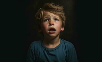 retrato de un triste niño en un oscuro antecedentes. retrato de un joven chico en un oscuro antecedentes. emociones ai generado foto