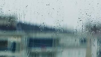de regn droppar på fönster glas video