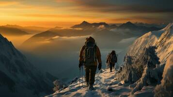 dos caminantes en el montañas a puesta de sol. hermosa invierno paisaje con nieve cubierto montañas. foto