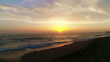 oceano de praia pôr do sol lindo céu video