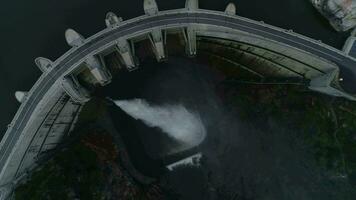 alternativa energía. aéreo Disparo de un hidroeléctrica planta. video