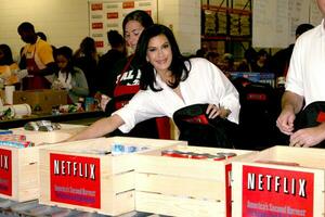 Teri Hatcher Helps out at the Los Angeles Food Bank December 12 2007 Los Angeles CA 2007 photo