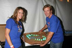 los ángeles, oct 2 - jill wagner y Jack wagner a el ligero el noche caminar a beneficio el leucemia y linfoma sociedad a Griffith parque en octubre 2, 2010 en los ángeles, California foto