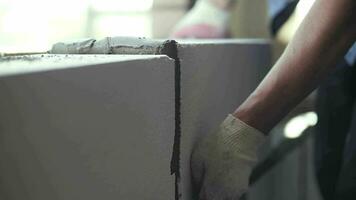 Gebäude ein Mauer. Baumeister bewirbt sich Granatwerfer zu Weiß Ziegel. video