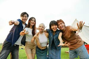 imagen de un grupo de joven asiático personas riendo felizmente juntos foto