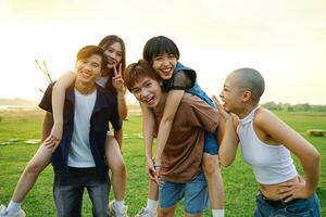 imagen de un grupo de joven asiático personas riendo felizmente juntos foto