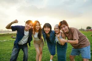 imagen de un grupo de joven asiático personas riendo felizmente juntos foto