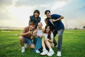 imagen de un grupo de joven asiático personas riendo felizmente juntos foto