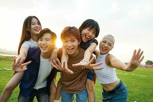 imagen de un grupo de joven asiático personas riendo felizmente juntos foto