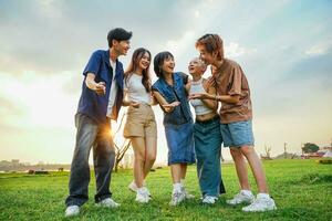 imagen de un grupo de joven asiático personas riendo felizmente juntos foto