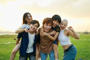 imagen de un grupo de joven asiático personas riendo felizmente juntos foto