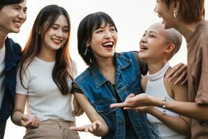 imagen de un grupo de joven asiático personas riendo felizmente juntos foto