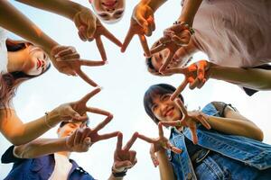 imagen de un grupo de joven asiático personas riendo felizmente juntos foto