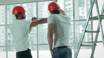 dois trabalhadores faço Medidas do janelas e reparos video