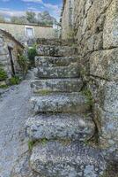 imagen de un viejo, descuidado Roca externo escalera en un medieval ruina foto