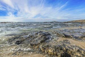 ver de el turbulento atlántico Oceano a praia aivados en Portugal en el Mañana ligero foto