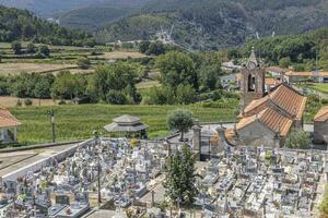 ver terminado un antiguo cementerio en un portugués montaña pueblo en el mediodía Dom foto