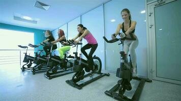 groupe des exercices dans le Gym video